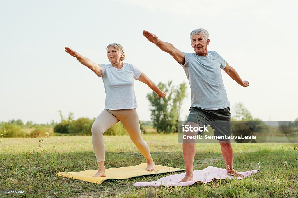 Actief stel doet yoga in de natuur