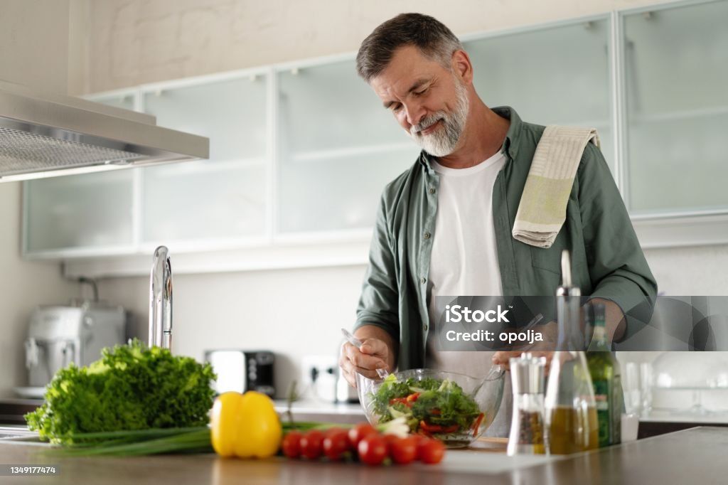 Man bereidt een gezonde salade in de keuken