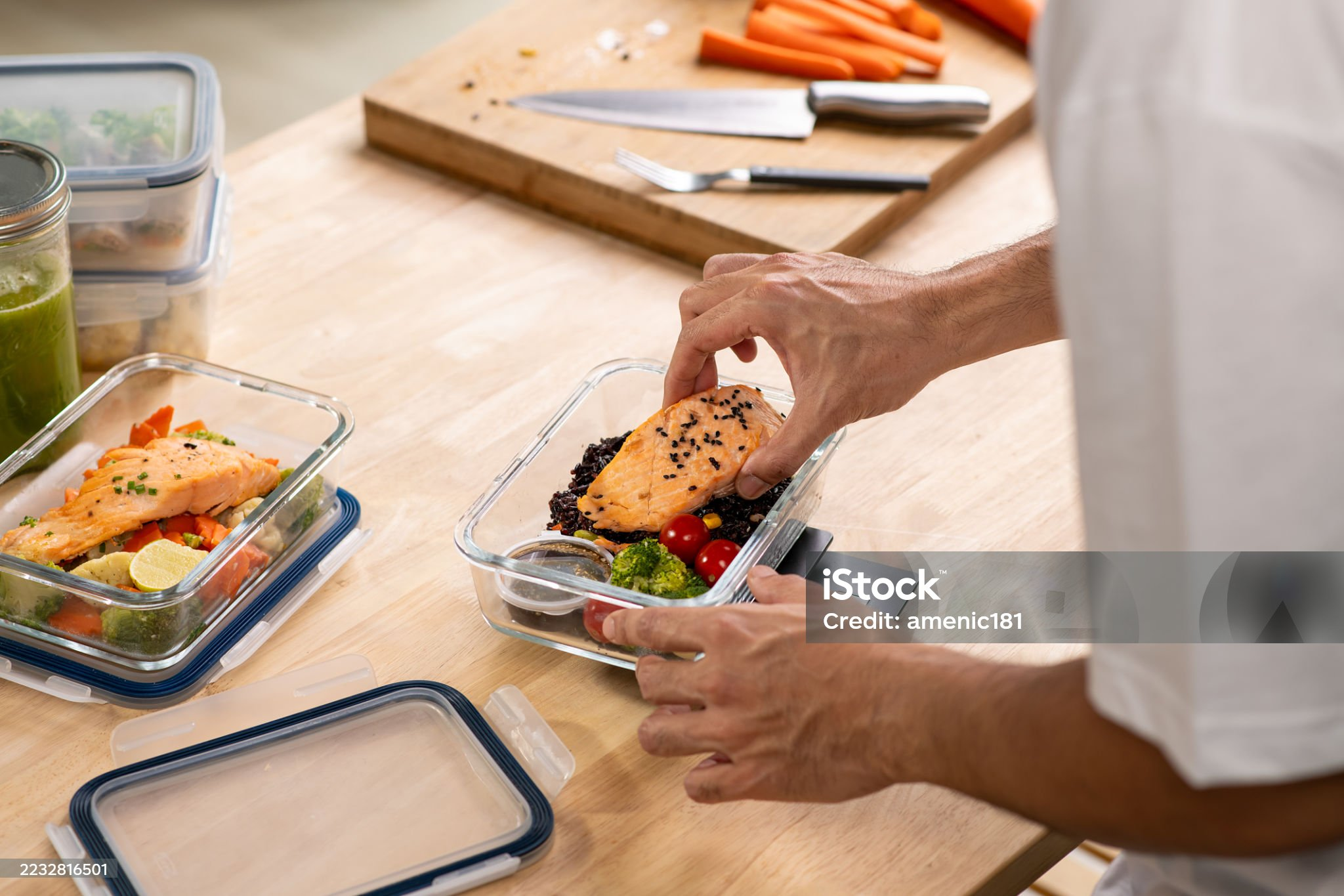 Gezonde maaltijden in bakjes klaar voor meal prep